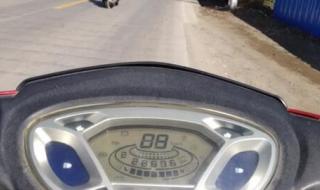 电动三轮车有电不走一抖一抖的 他在里面一抖一抖的